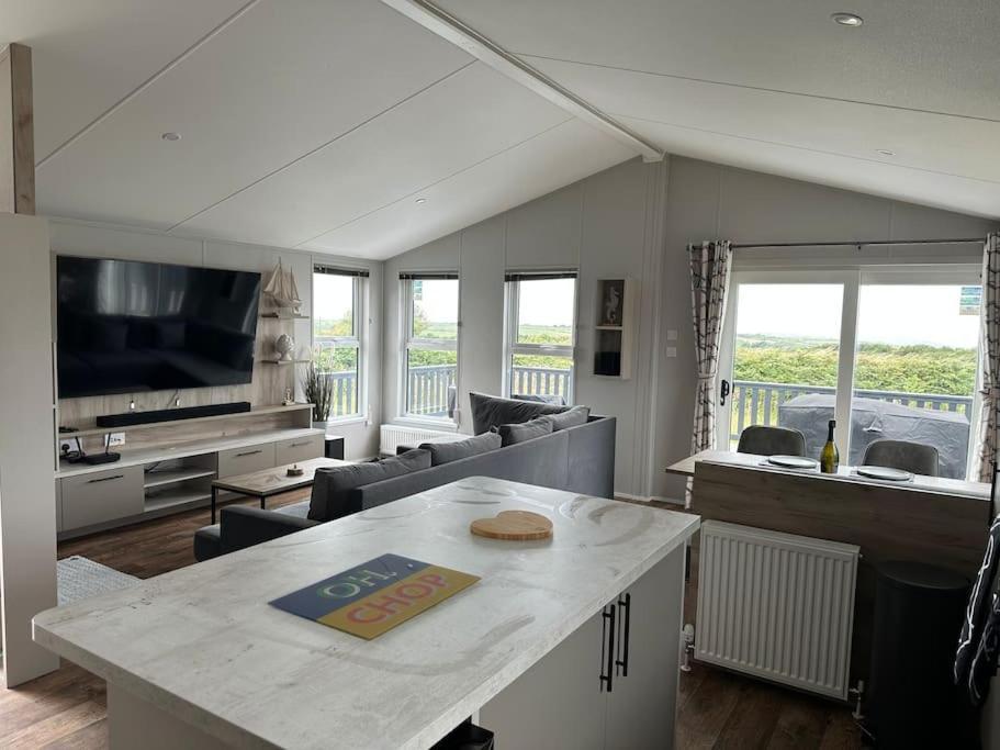 Modern Lodge With Amazing Views New Quay Buitenkant foto