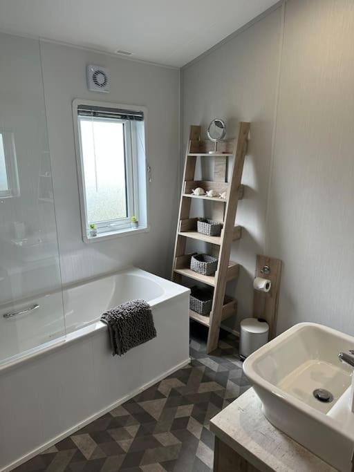 Modern Lodge With Amazing Views New Quay Buitenkant foto